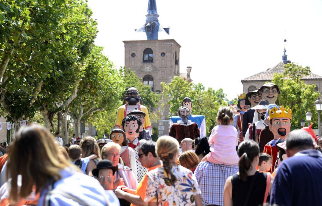 Gigantes y cabezudos en la plaza Cervantes de Alcalá de Henares. 