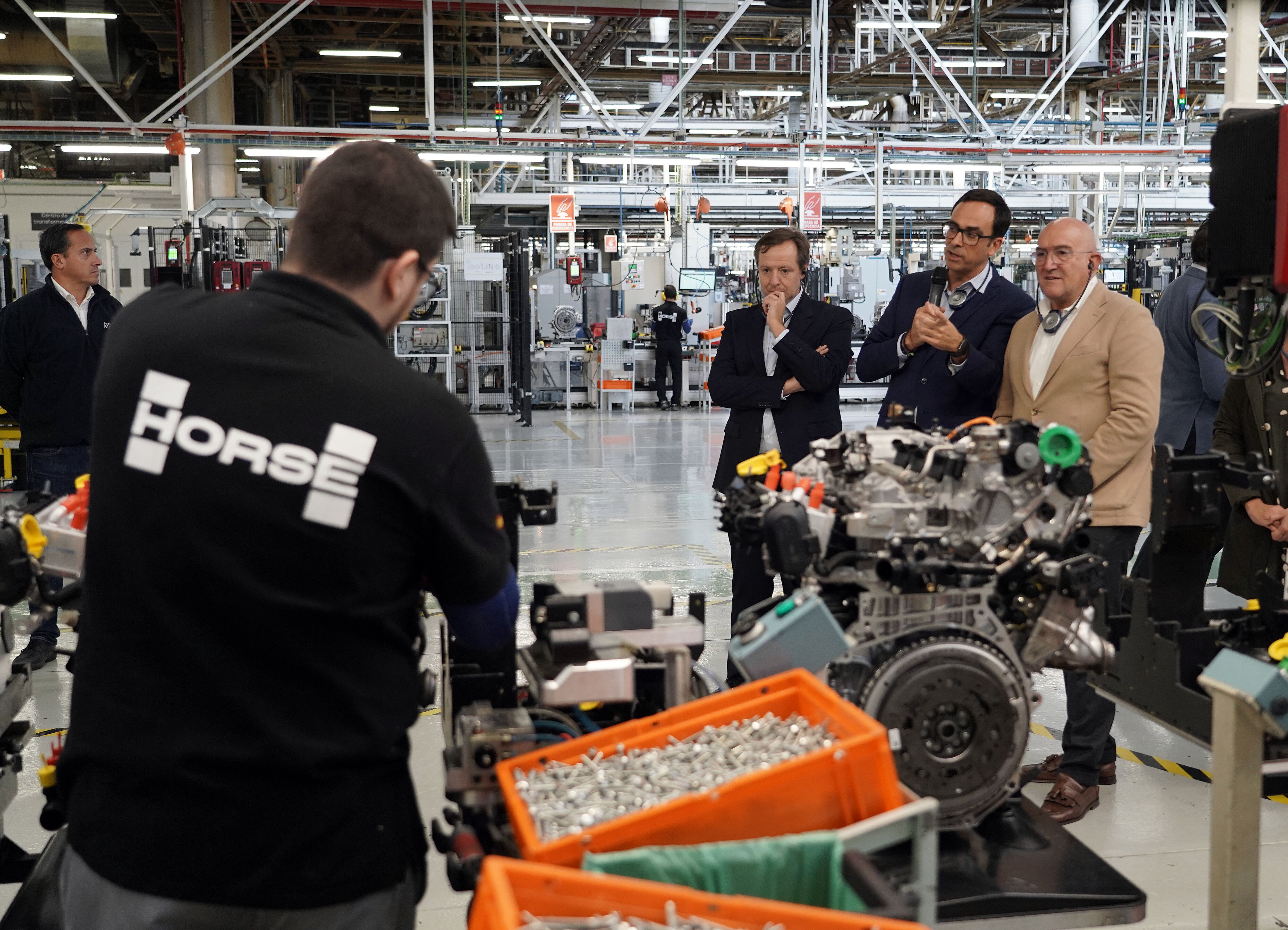 El alcalde de Valladolid mantiene una reuni�n de trabajo y visita las instalaciones de la planta de motores de Horse