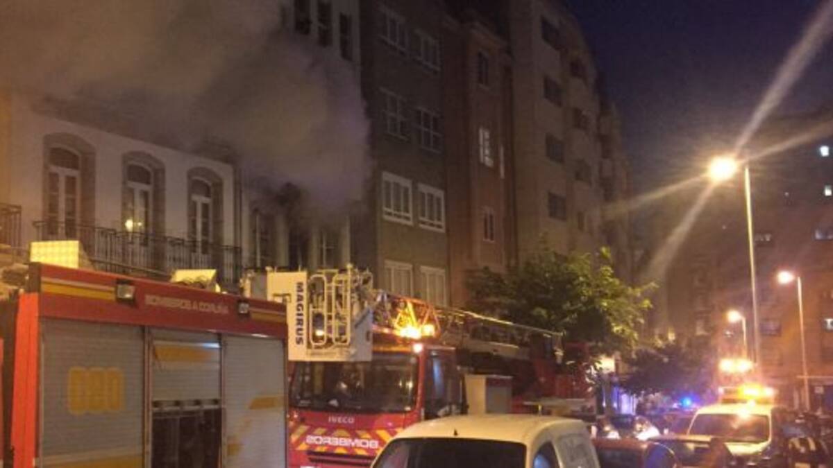 Tres personas rescatadas en el incendio de una vivienda del Orzán