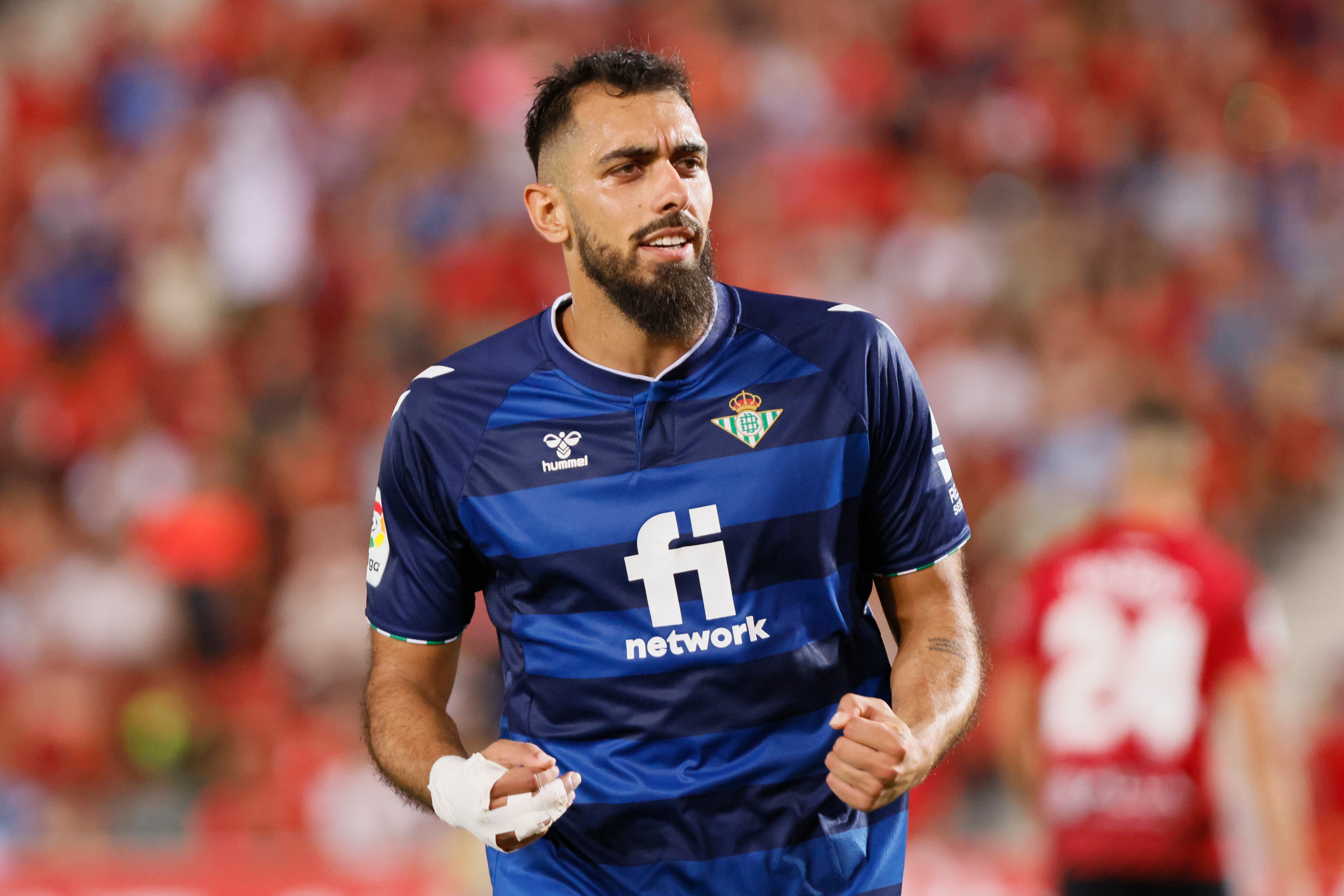 PALMA DE MALLORCA, 20/08/2022.- El delantero del Betis Borja Iglesias tras marcar el segundo gol ante el Mallorca, durante el partido de Liga en Primera División que disputan este sábado en el Visit Mallorca Estadi de Palma de Mallorca. EFE/Cati Cladera
