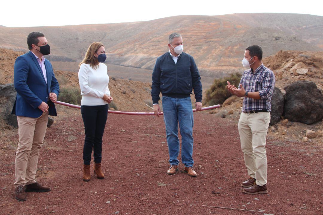 Visita de la presidenta del Cabildo de Lanzarote, María Dolores Corujo, y el alcalde de Yaiza, Óscar Noda, a la parcela donde irá el campo.