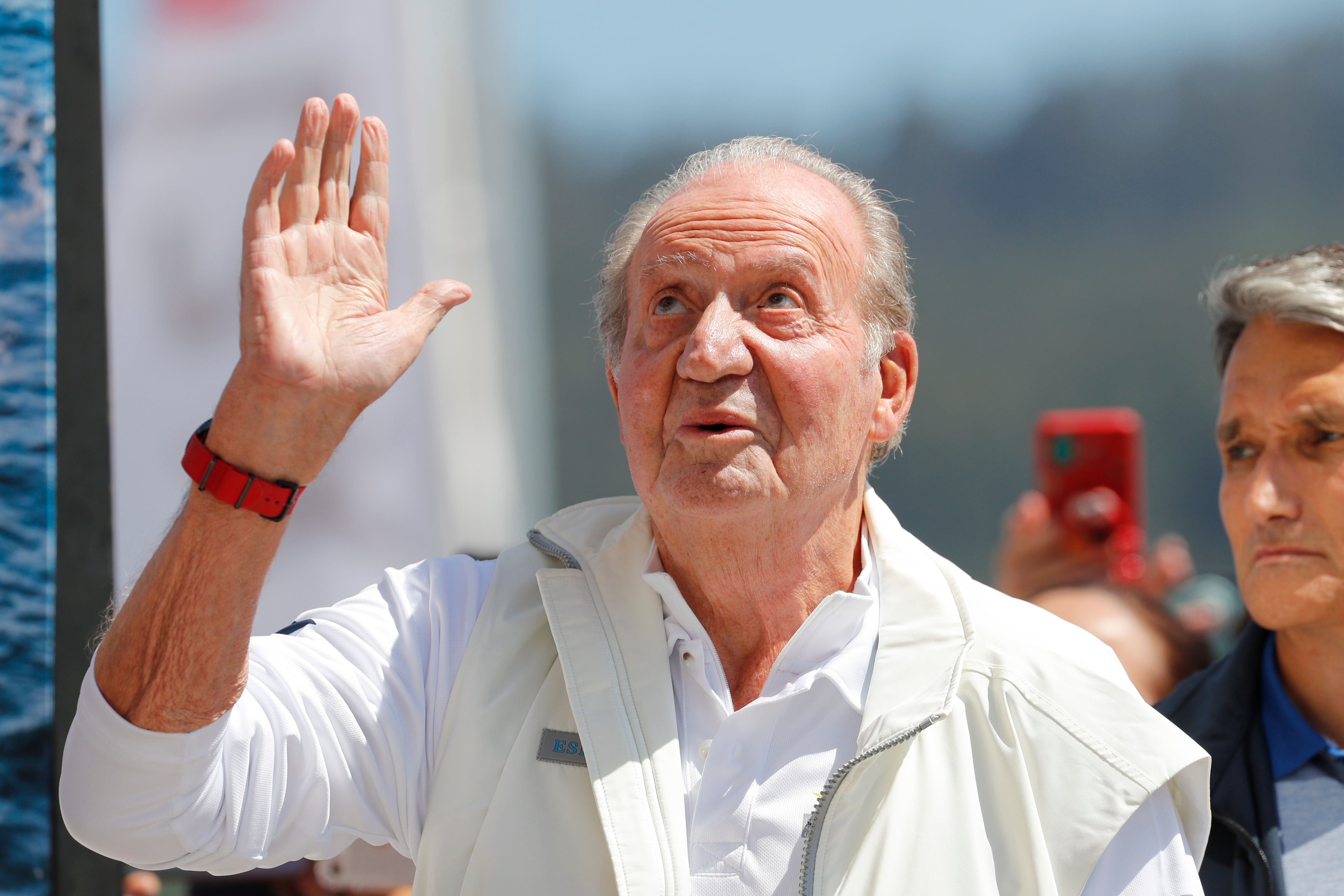 El rey emérito Juan Carlos I a su llegada este viernes a las instalaciones del Real Club Náutico de Sanxenxo (RCNS), donde se espera que compita a bordo del 'Bribón' en el trofeo InterRías de la clase 6m.