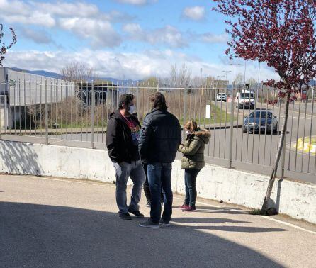 Los trabajadores a las puertas de la empresa