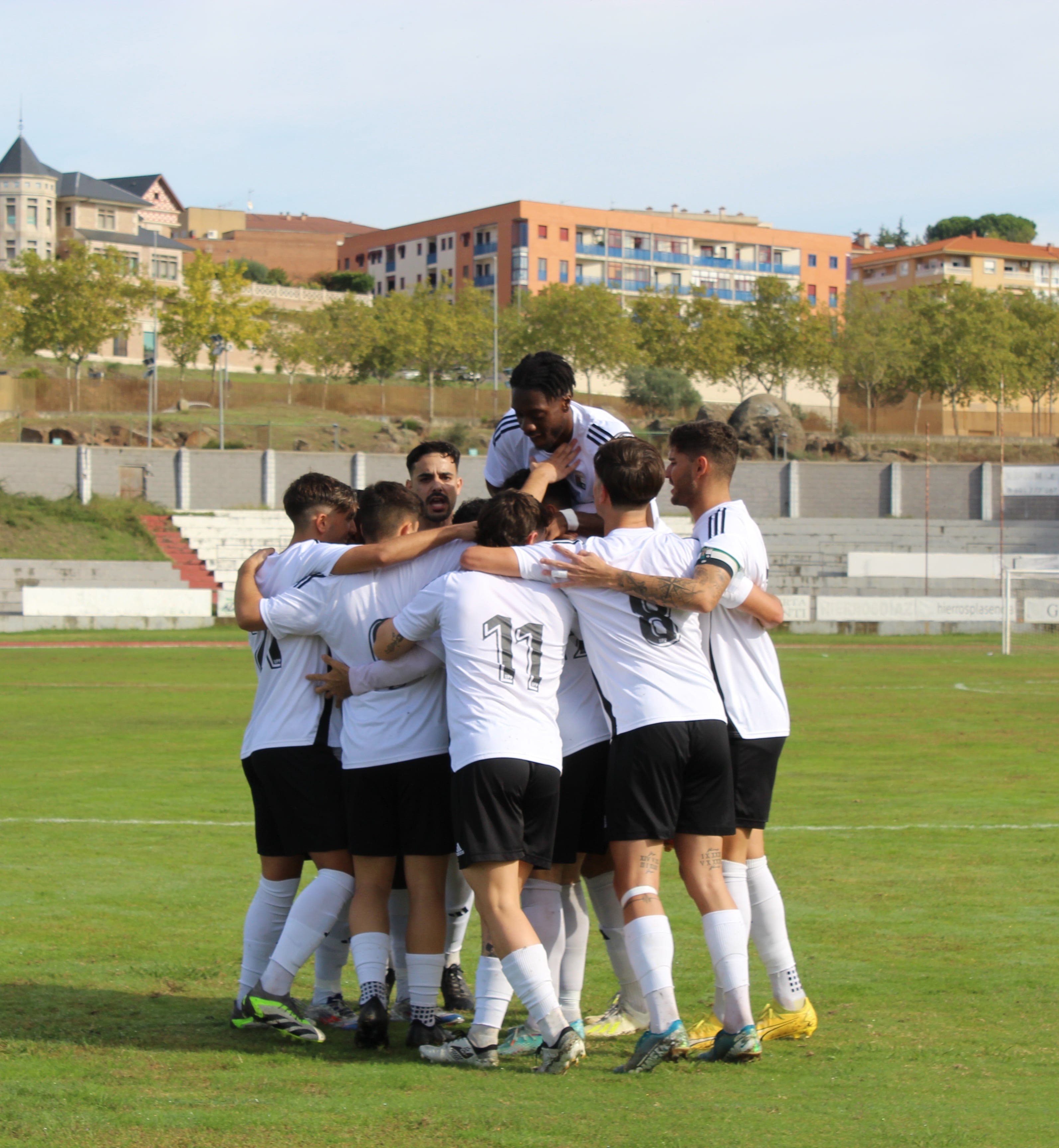 Los jugadores de la UP Plasencia celebrando uno de los goles.