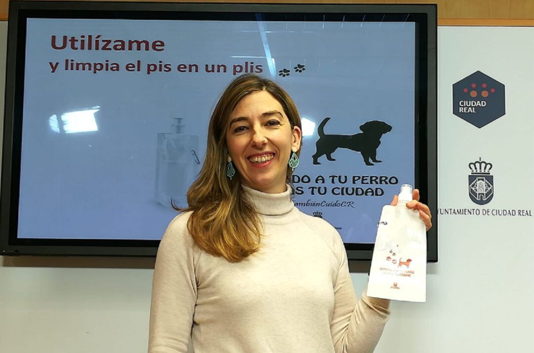 Mariana Boadella concejal de Sostenibilidad en el Ayuntamiento de Ciudad Real exhibe la botella que se va repartir la próxima semana para que sea utilizada por los dueños de mascotas en la capital