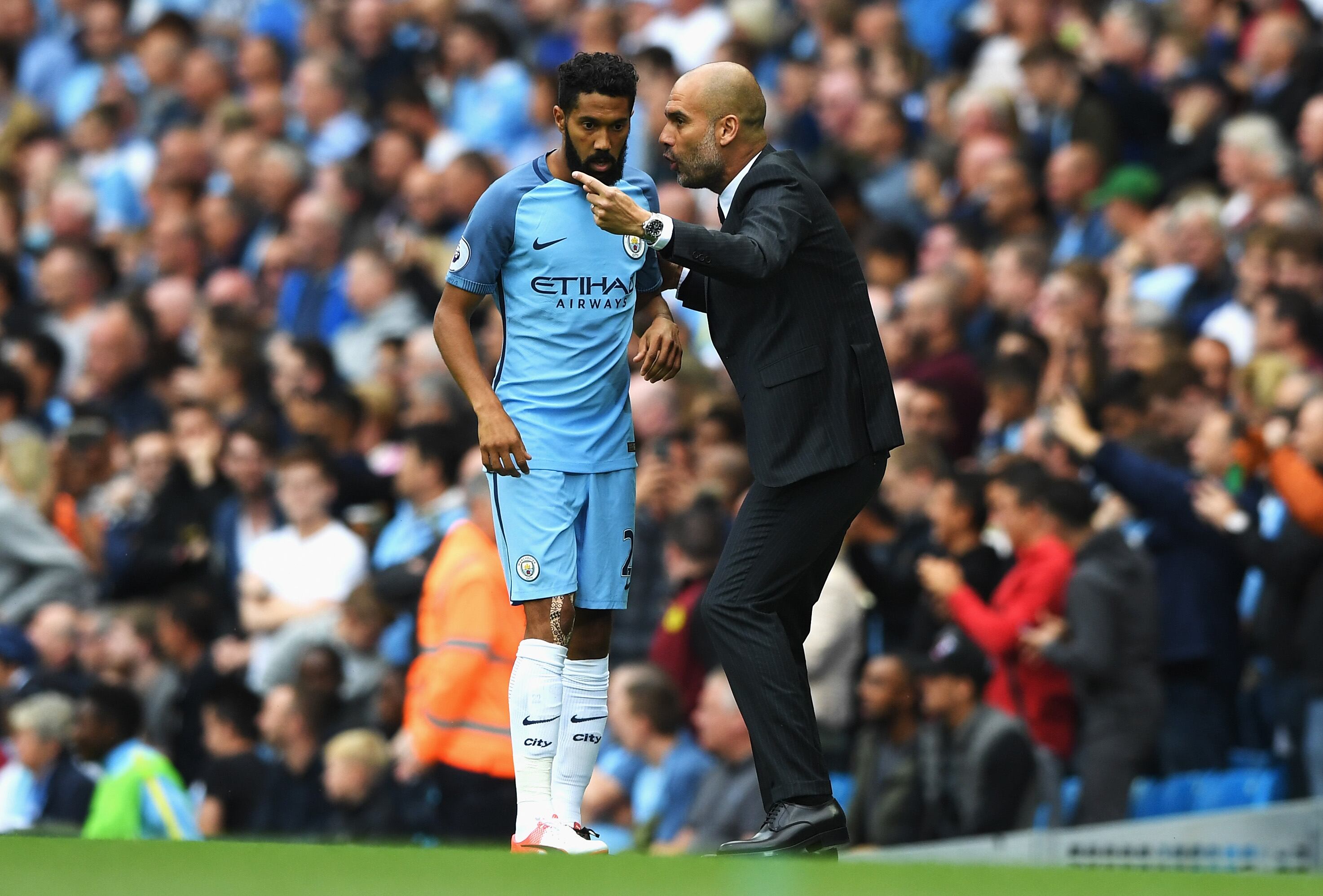 Gael Clichy recibe instrucciones de Pep Guardiola durante el partido de la Premier League entre el Manchester City y el Sunderland en el Etihad durante la temporada 2016-2017. (Photo by Stu Forster/Getty Images)