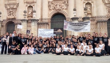 Participantes en las actuaciones y bailes del acto reivindicativo por un Conservatorio Profesional de Danza en Jaén.