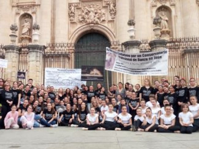 Participantes en las actuaciones y bailes del acto reivindicativo por un Conservatorio Profesional de Danza en Jaén.