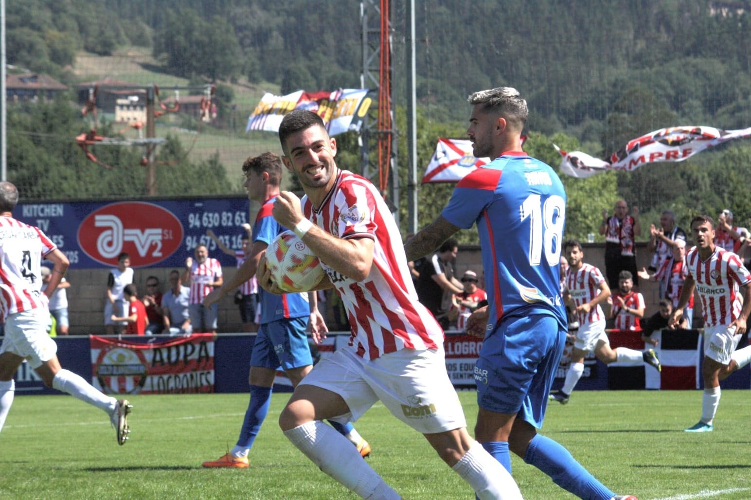 Iker Unzueta celebra uno de los dos tantos que anotó en Urritxe esta temporada / SD Logroñés