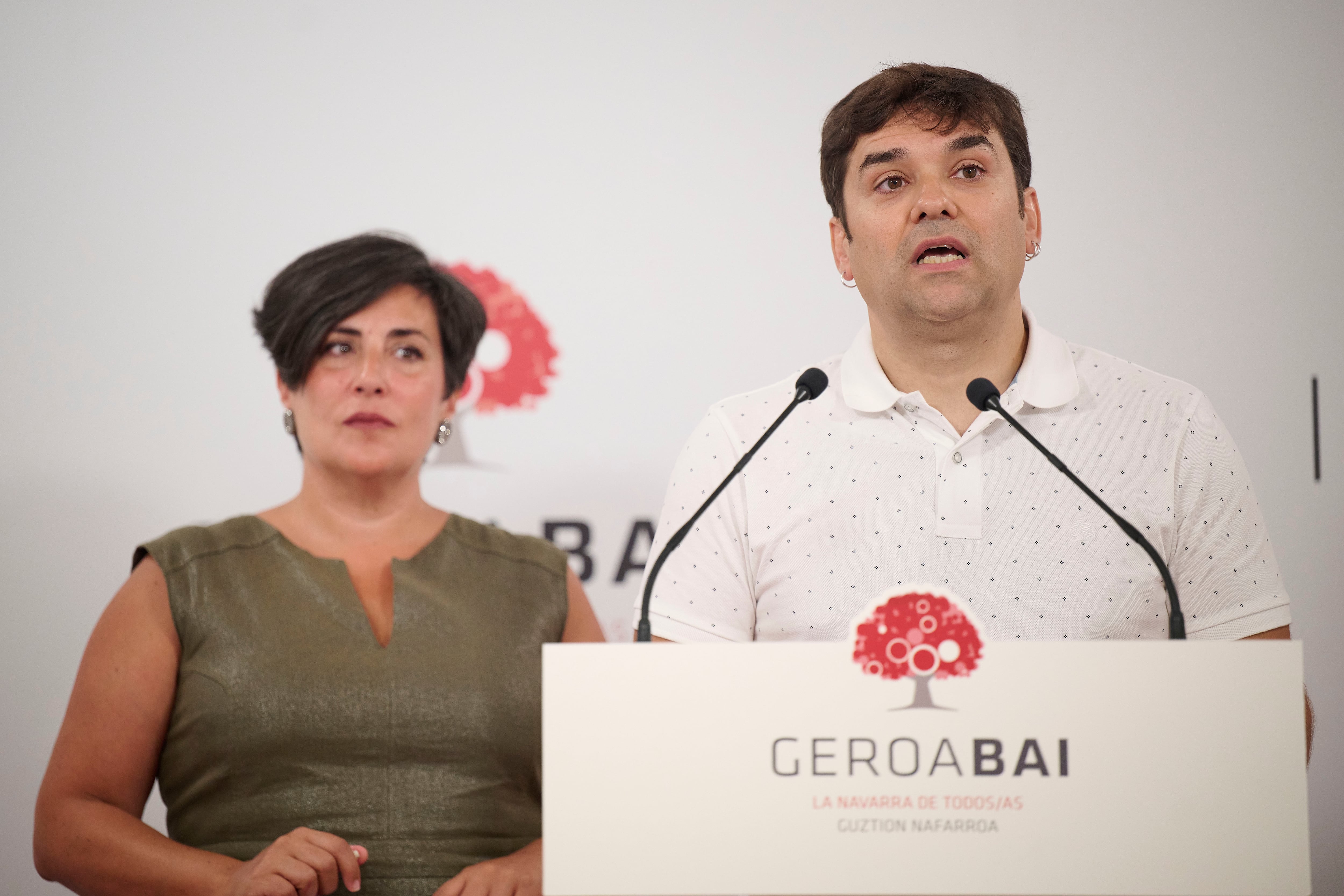 Los portavoces de Geroa Bai Pablo Azkona y María Solana durante la rueda de prensa que han ofrecido este lunes en Pamplona para valorar el primer año de legislatura en Navarra.