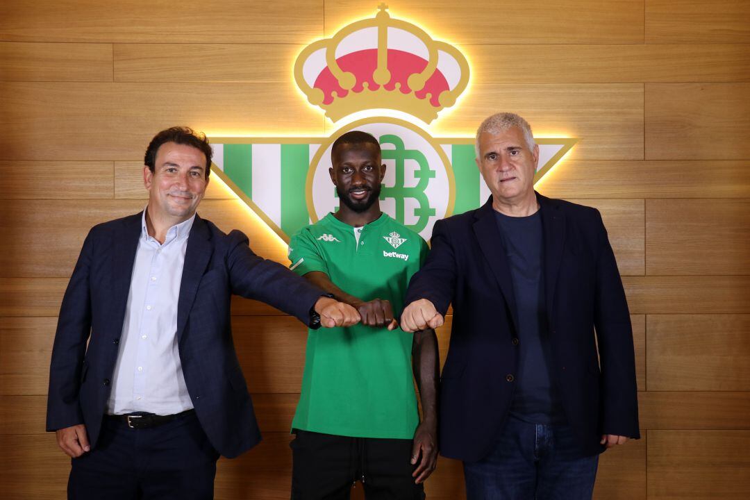 Sabaly, sustituto de Emerson, fue presentado en el Villamarín.