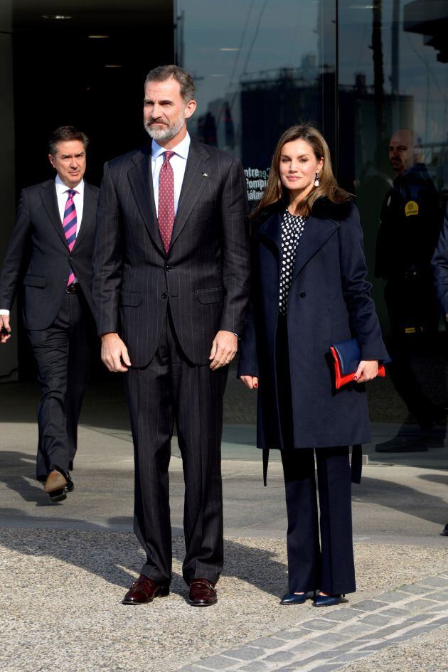 Los reyes de España posan a la entrada del Centre Pompidou Málaga, momentos antes del acto de presidir el acto de entrega de las Medallas de Oro al Mérito en las Bellas Artes correspondientes a 2016