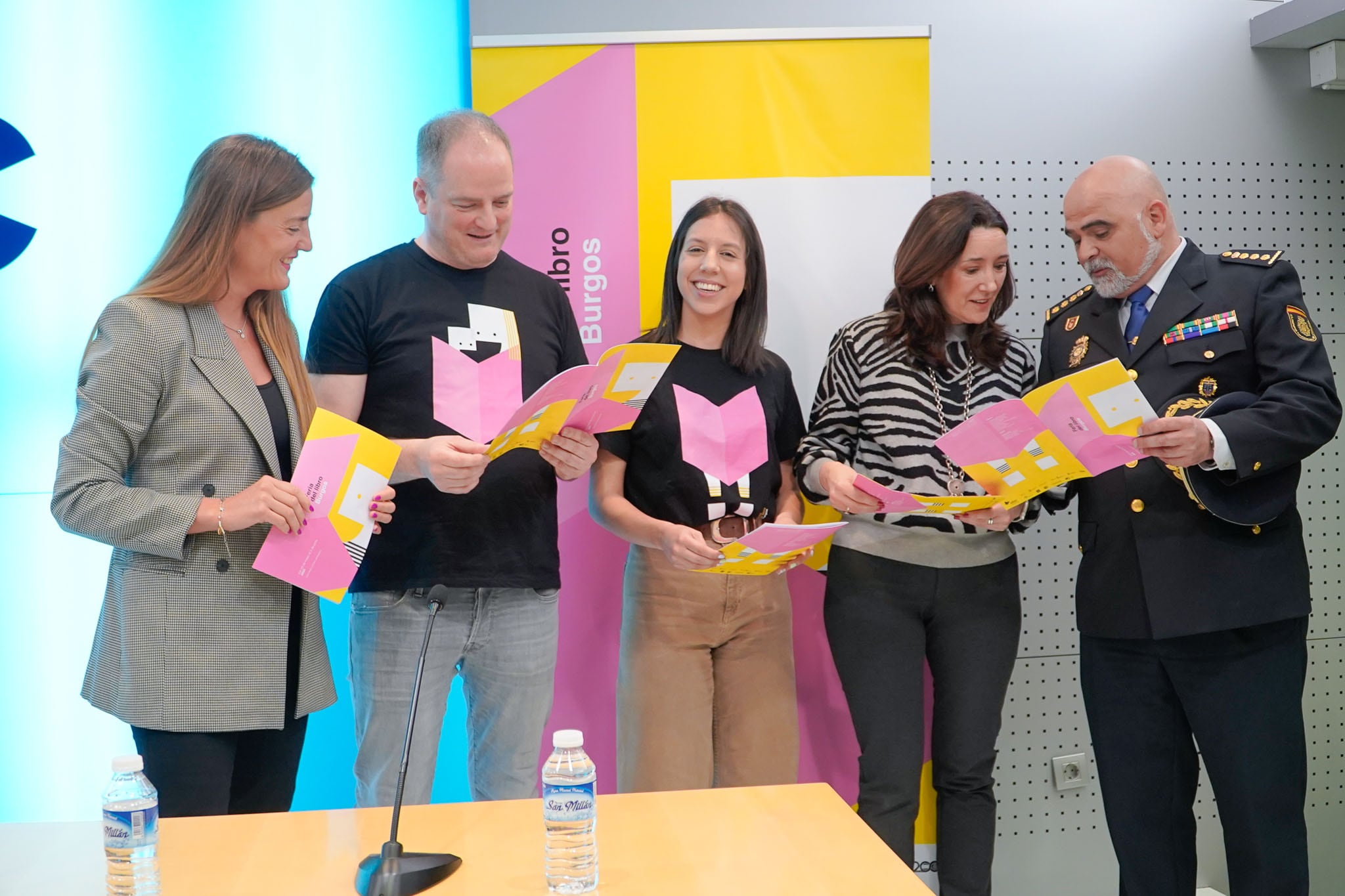 La edil de Cultura de Burgos, Marta Alegría, el vicepresidente de la Asociación de Libreros, Víctor Adot, la vocal de la asociación Lara Martínez, la directora general de la Fundación Círculo, Laura Sebastián y el comisario principal de Burgos, Jesús Nogales, durante la presentación de la Feria del Libro de Burgos 2024