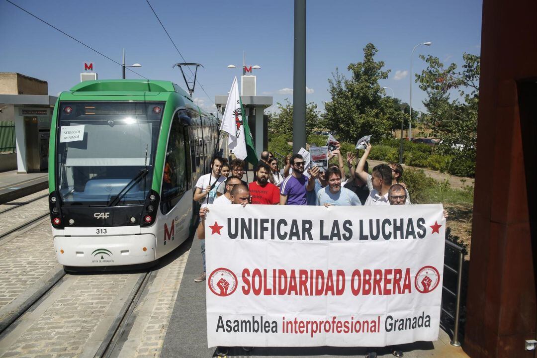 Protestas sindicales ante el metro de Granada en una de las jornadas de paros parciales