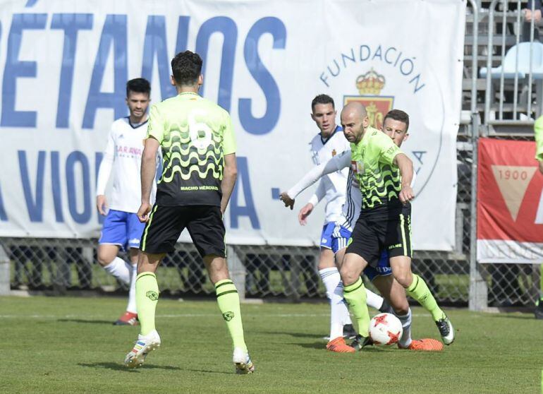 Chechu controla el balón ante un rival