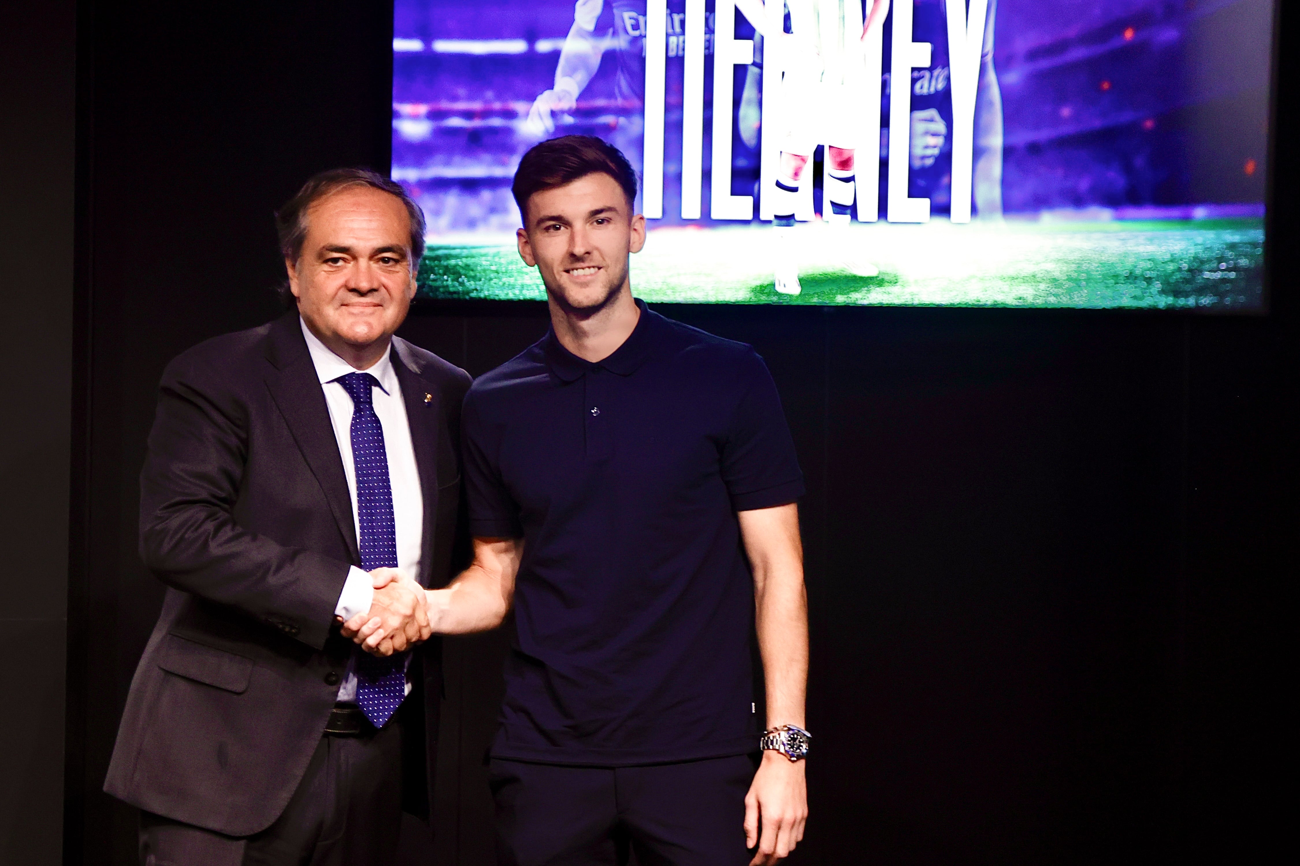 DONOSTI, 30/08/2023.- El defensa man-escocés Kieran Tierney (d) participa en su presentación como nuevo jugador de la Real Sociedad este miércoles en Donosti, club en el que militará hasta el 30 de junio de 2024. EFE/Javi Colmenero
