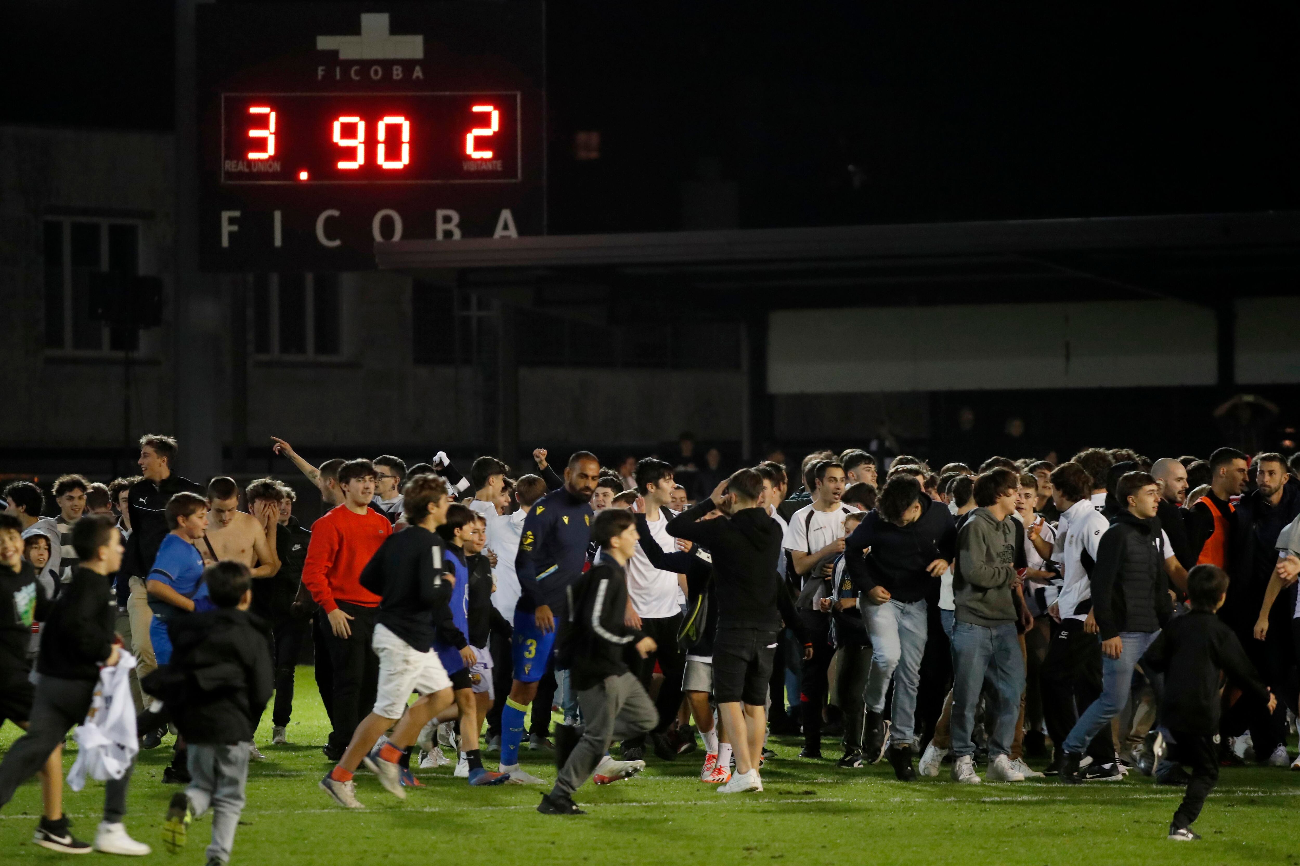 IRÚN (GIPUZCOA), 13/11/2022.- Los seguidores del Real Unión celebran la victoria del equipo irundarra tras el encuentro correspondiente a la primera eliminatoria de la Copa del Rey que disputan hoy domingo frente al Cádiz en el Stadium Gal de Irún. EFE / Juan Herrero
