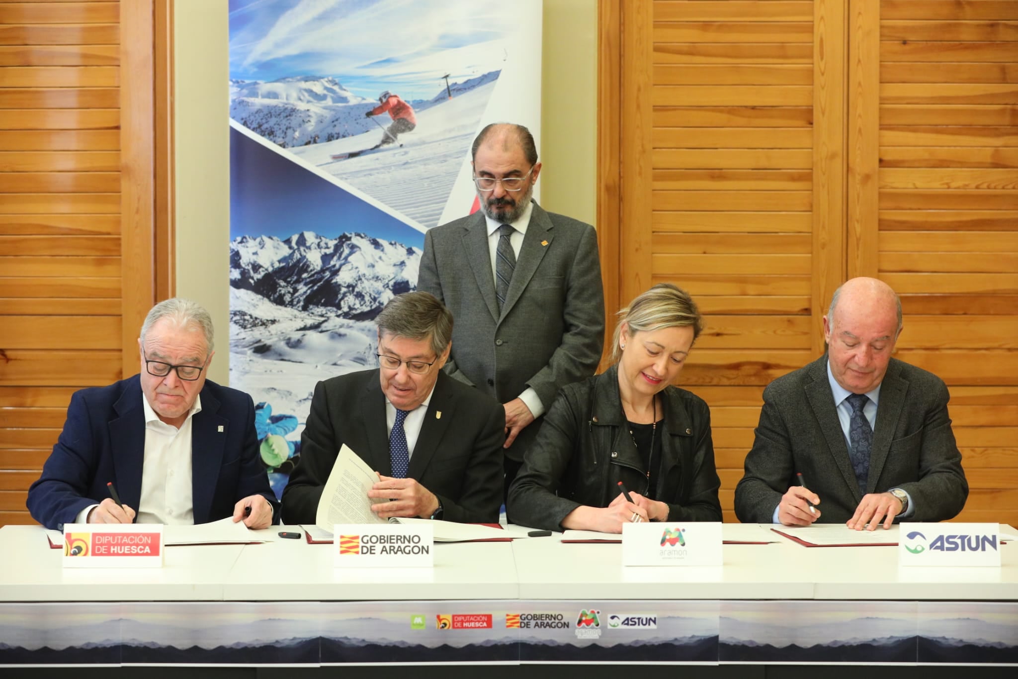 Miguel Gracia, Arturo Aliaga, Marta Gastón y Jesús Santacruz firman el acuerdo tras de ellos Javier Lambán