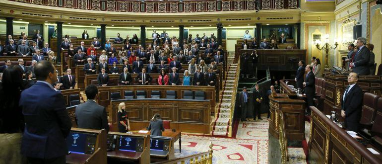 GRA357. MADRID, 24/03/2015.- El pleno del Congreso de los Diputados guarda un minuto de silencio en memoria de las víctimas del accidente de un avión de la compañía alemana Germanwings que había partido de Barcelona y que se ha estrellado en los Alpes fra