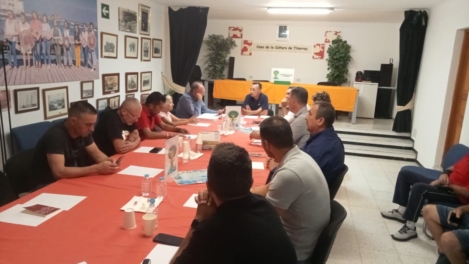 Reunión de los vecinos desalojados de Titerroy con los representantes de diferentes administraciones.