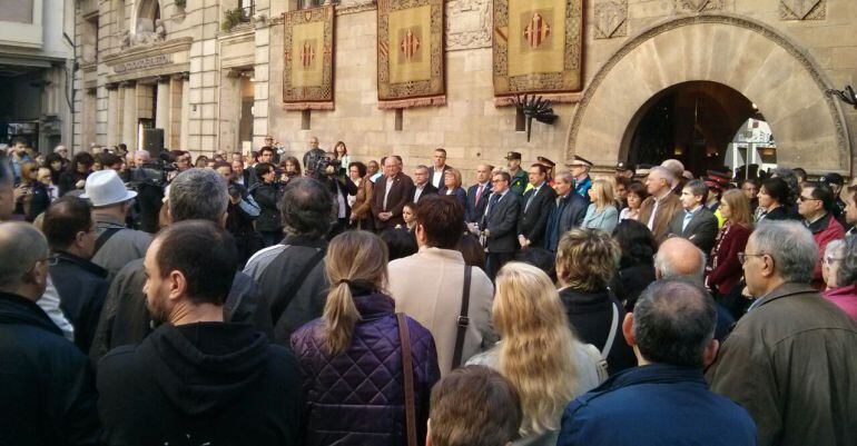 Més de 200 persones s&#039;han reunit a la plaça Paeria per condemnar la violència masclista