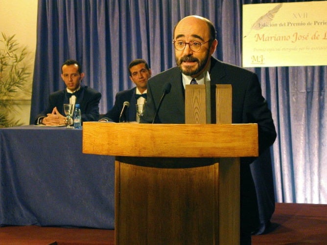 Álex Angulo en la serie &#039;Periodistas&#039; (foto de archivo).