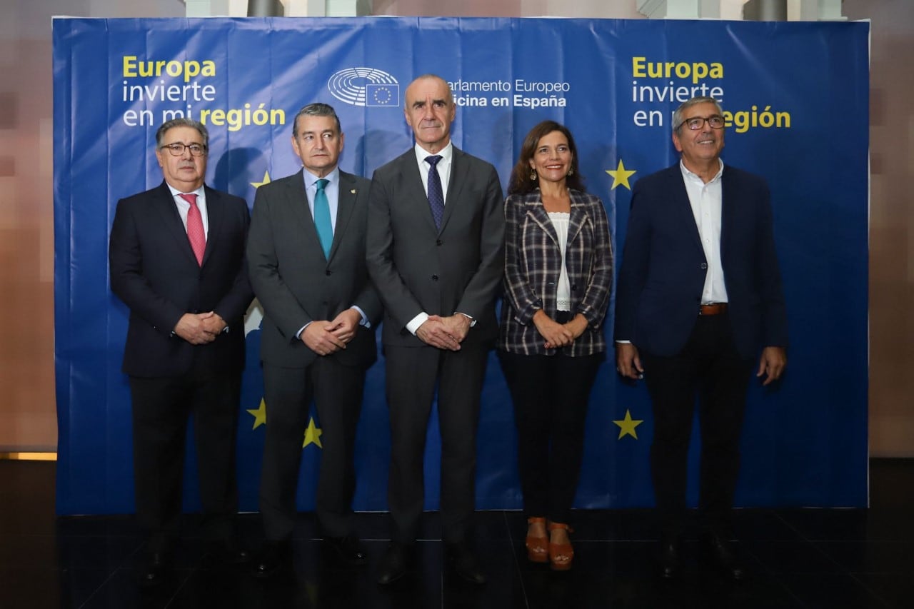 El alcalde de Sevilla, Antonio Muñoz, en  la inauguración del seminario ‘Europa invierte en mi región’ sobre el destino de los fondos europeos organizada por la Oficina del Parlamento Europeo en España, la Comisión Europea y la Cámara de Comercio