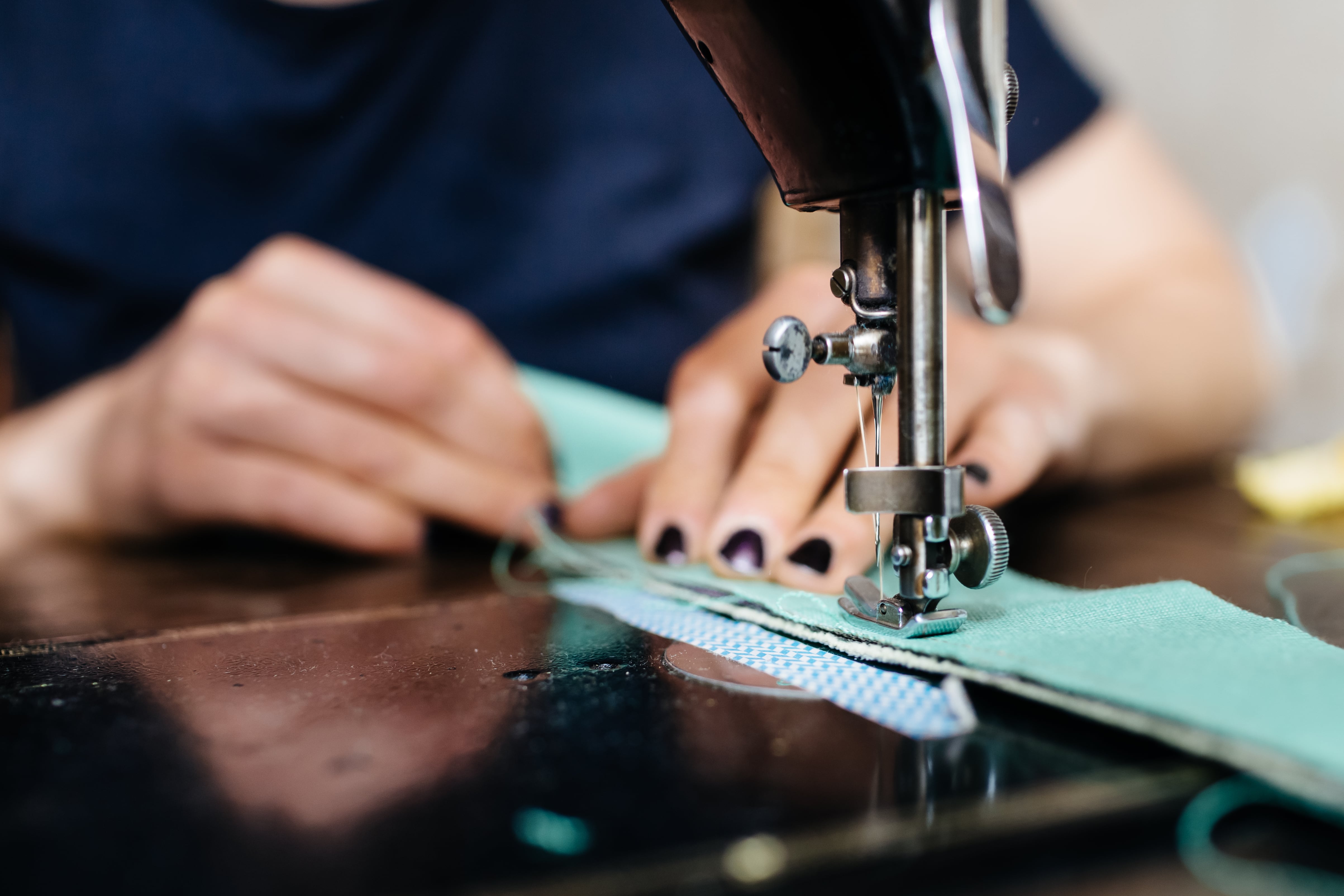 Una mujer utilizando una máquina de coser