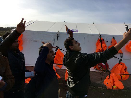 Yuhana se fotografía con sus amigos Abdullah y Mortada nada más pisar suelo griego en Lesbos