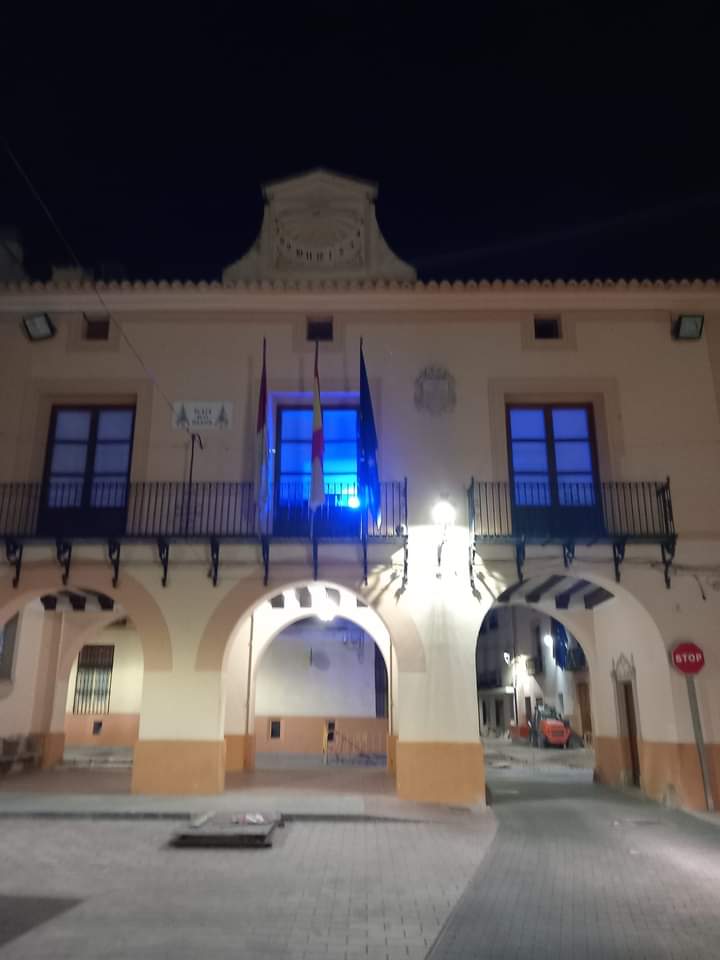 El Ayuntamiento, iluminado de azul