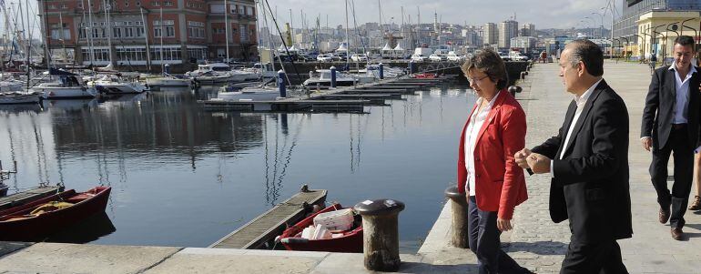 Rosa Quintana junto a Losada en su visita al puerto de A Coruña