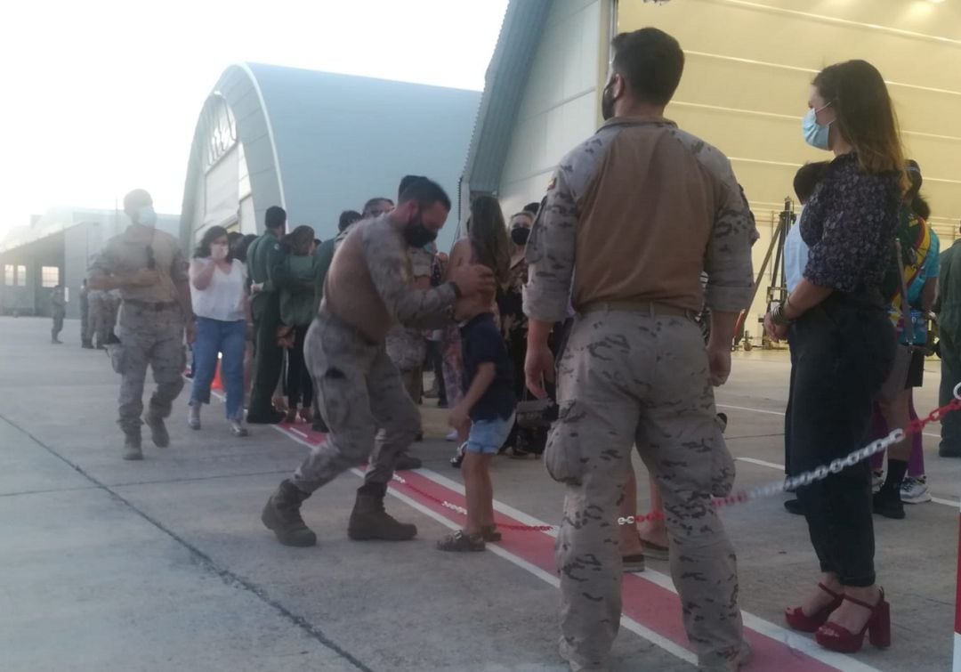 Momento del encuentro de los militares con sus familias