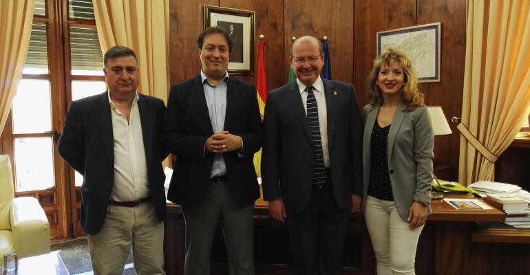 En el centro el delegado de Fomento, José Manuel Higueras y el alcalde de Jaén, Javier Márquez.