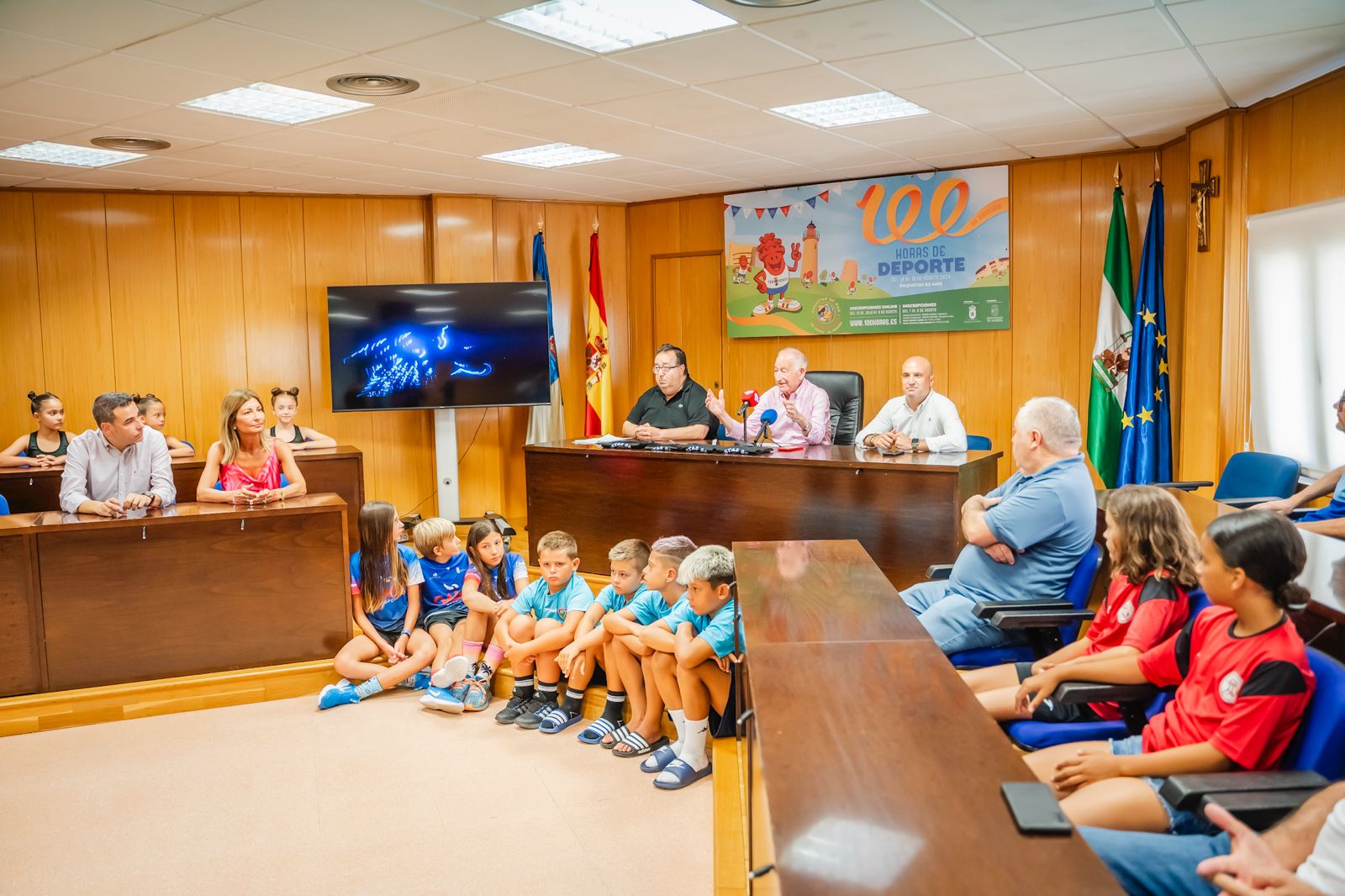 El alcalde de Roquetas de Mar, Gabriel Amat, junto a diputados y niños presentando el acontecimiento deportivo.