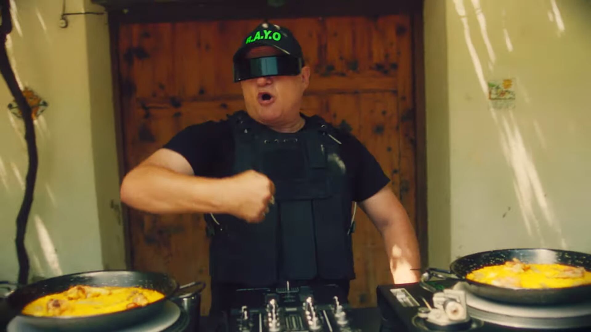 Chimo Bayo en el videoclip del himno de la Paella