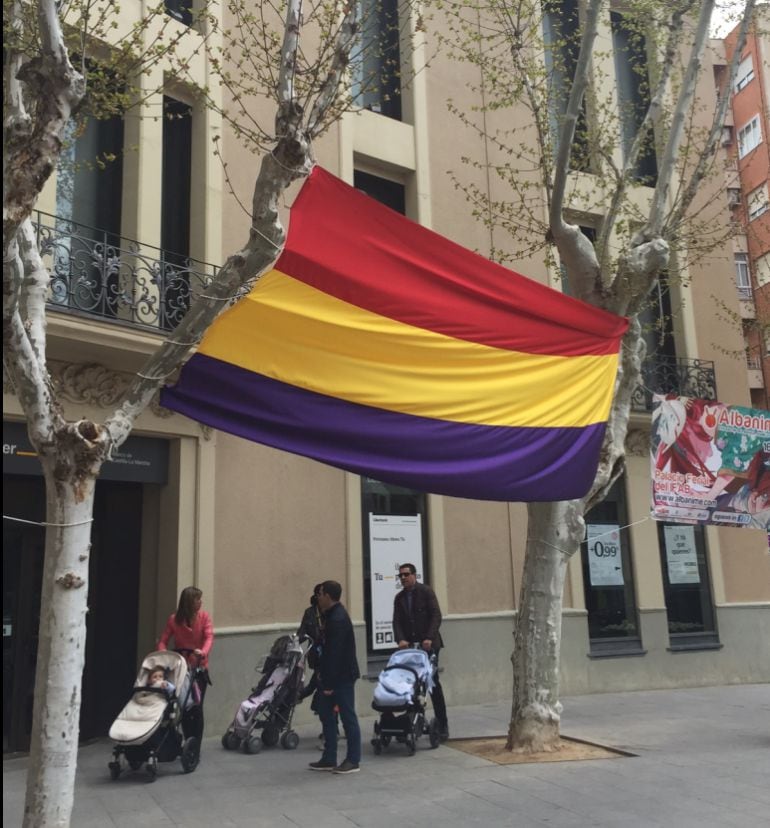 La bandera Republicana apenas se ha visto unas horas en la plaza Gabriel Lodares en Albacete