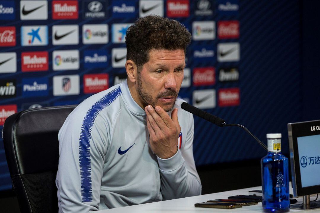 El técnico argentino del Atlético de Madrid, Diego Simeone, durante la rueda de prensa posterior al entrenamiento realizado hoy en la Ciudad Deportiva Wanda, en Majadahonda, para preparar el partido de Copa del Rey que disputan mañana ante el Sant Andreu en el estadio Narcís Sala, en Barcelona.