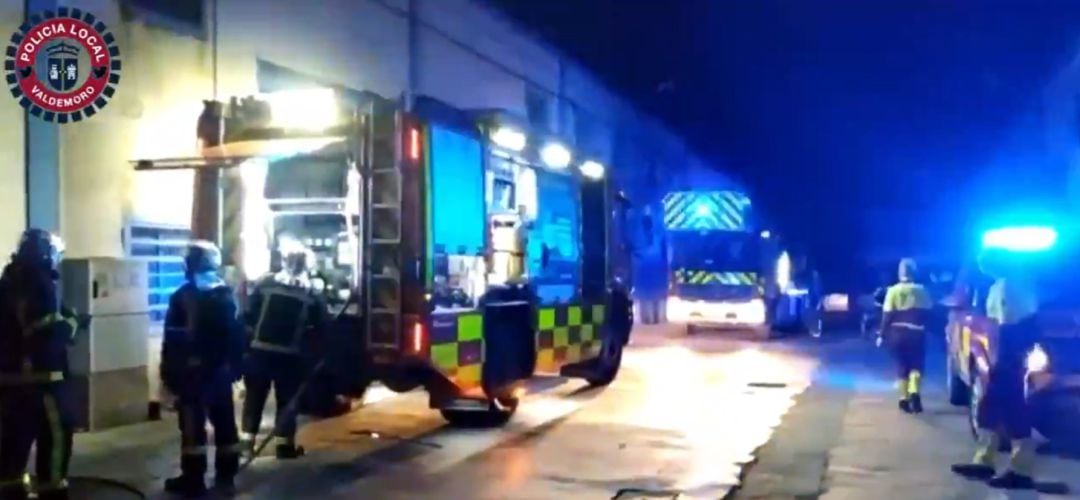 Los bomberos de la Comunidad de Madrid actuando en el incendio