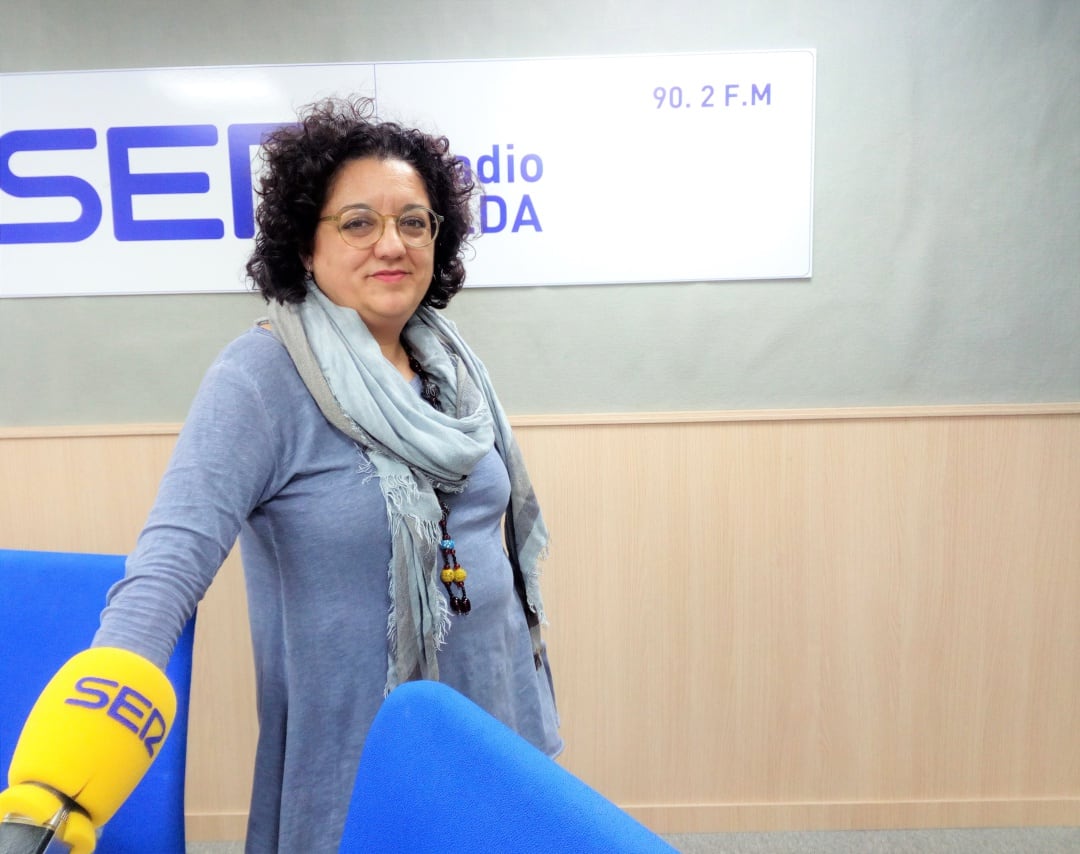 Virtu Hernández en el estudio de Radio Elda SER