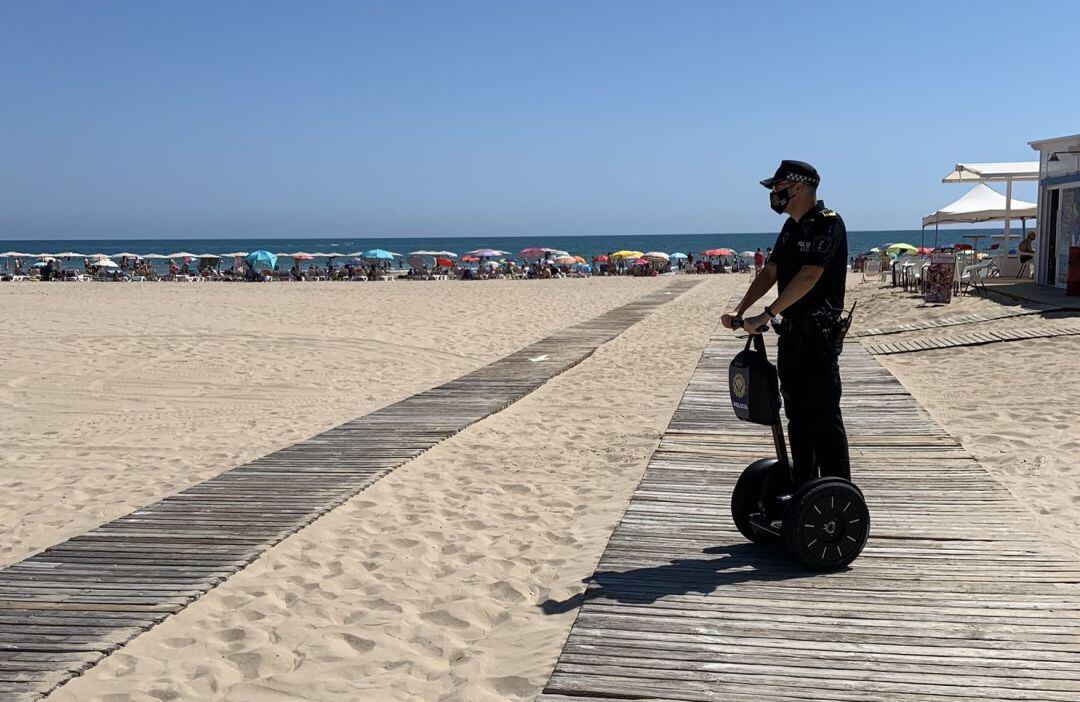 Vigilancia de la Policía Local de Gandia en la playa