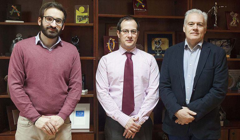 Los firmantes del convenio en la sede de Fundal