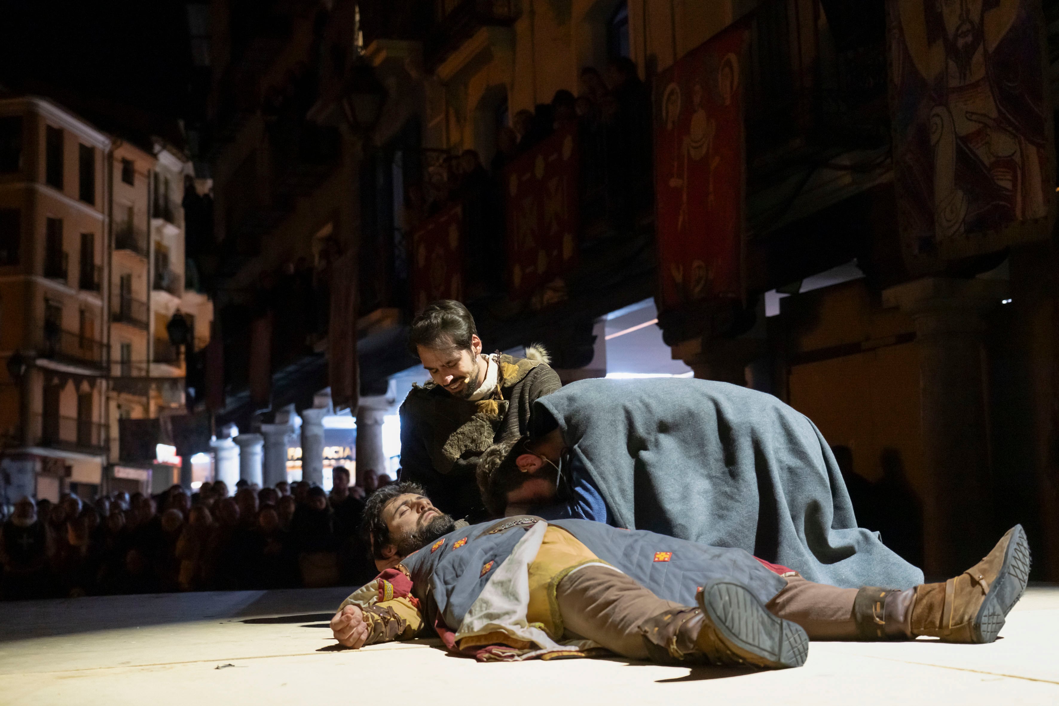 TERUEL, 20/02/2026.- Teruel continua inmersa este sábado en el siglo XIII con la fiesta de las Bodas de Isabel de Segura en la que se recrea la leyenda de los amantes de Teruel, con representaciones callejeras, pasacalles y miles de turolenses ataviados con ropas medievales. EFE/ Antonio García