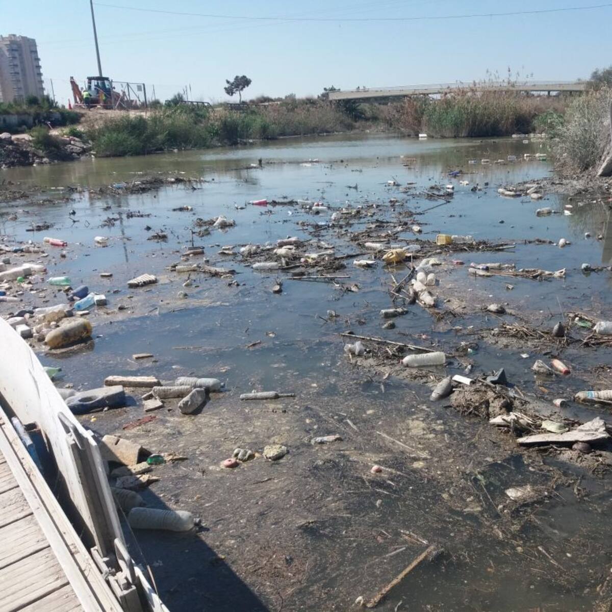 La CHS acusa a las comunidades de regantes de usar "como vertederos" los azarbes que llegan al Segura