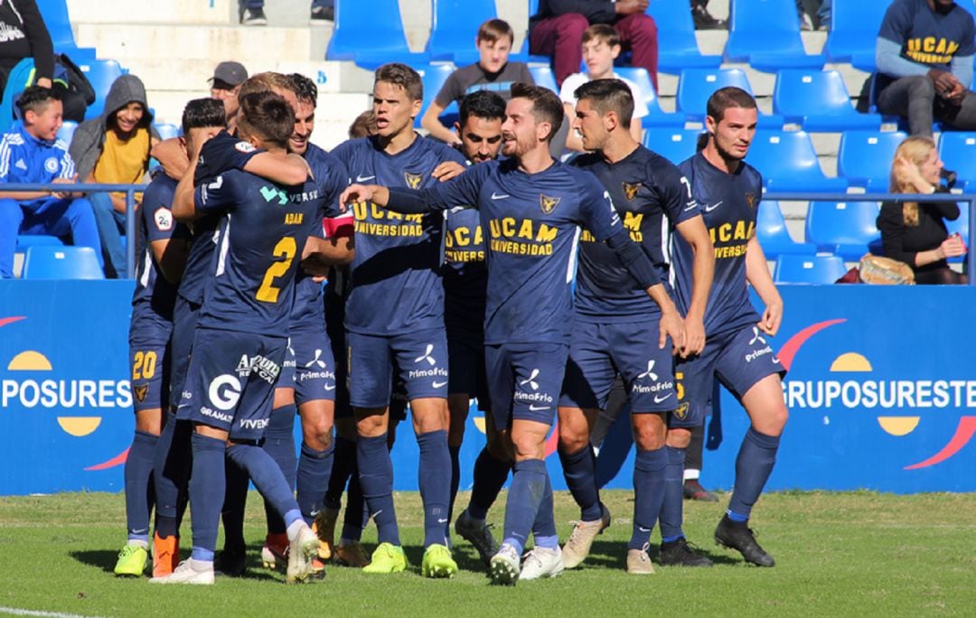 La plantilla universitaria celebrando un gol