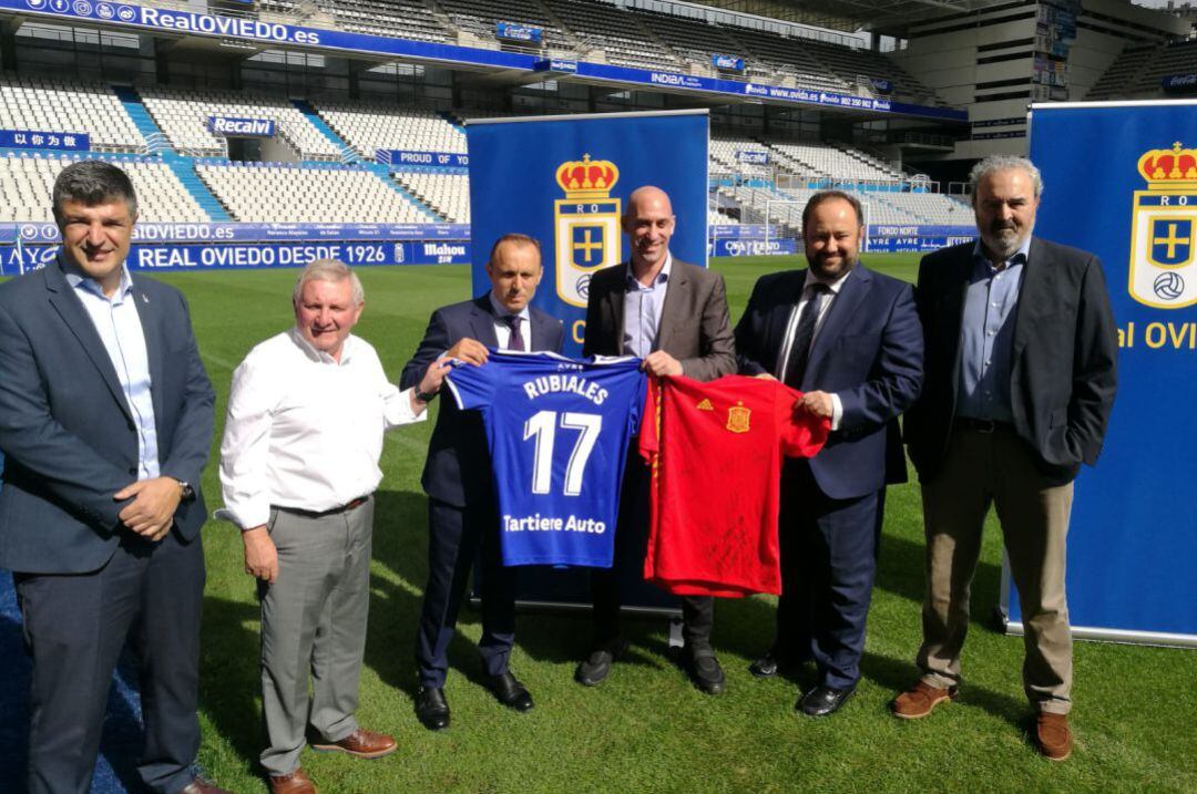 Representantes del Real Oviedo y Maximino Martínez (presidente de la RFFPA) posan junto a Luis Rubiales