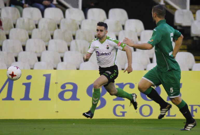 Óscar Fernández conduce el balón ante un rival