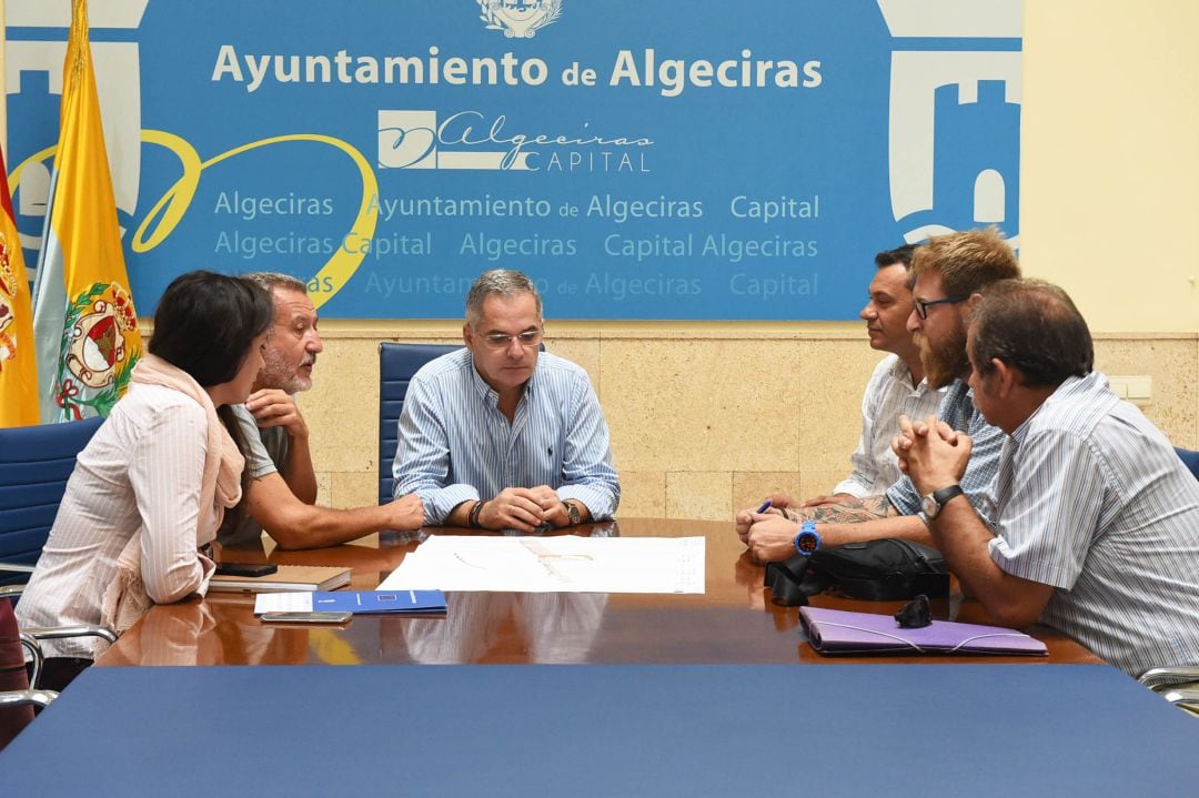 El concejal de Seguridad Ciudadana, Jacinto Muñoz, y responsables del sector del Taxi en una imagen de archivo.
