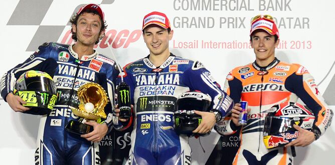 Jorge Lorenzo, primero en Moto GP, junto a Valentino Rossi, segundo, y de Marc Márquez, tercero