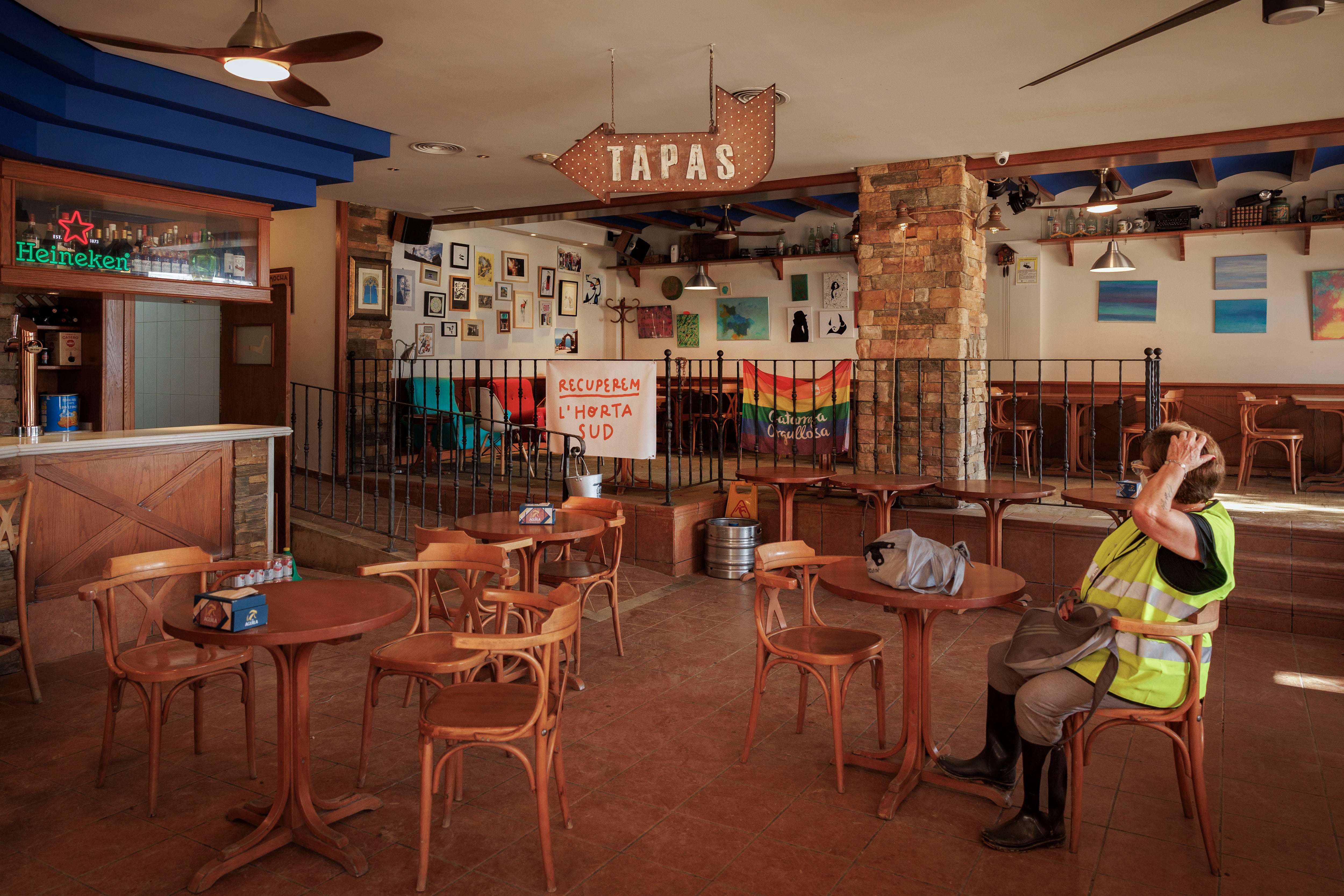 Una persona descansa este lunes en un bar abierto en la localidad de Catarroja este lunes, zona cero de la dana que asoló Valencia hace veinte días.