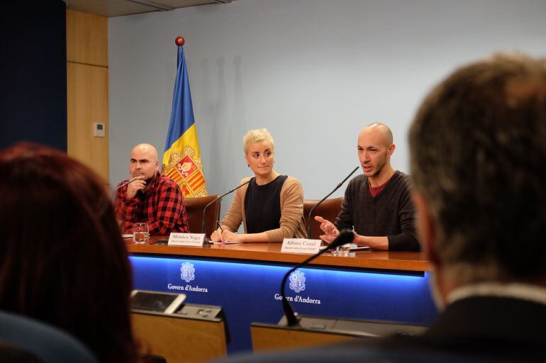 Els directors artístics de l'ENA, Joan Hernàndez, Mònica Vega i Alfons Casal, en roda de premsa.
